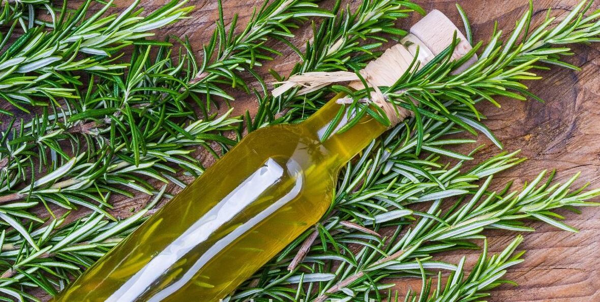 Aceite de romero para tratar problemas de piel grasa.