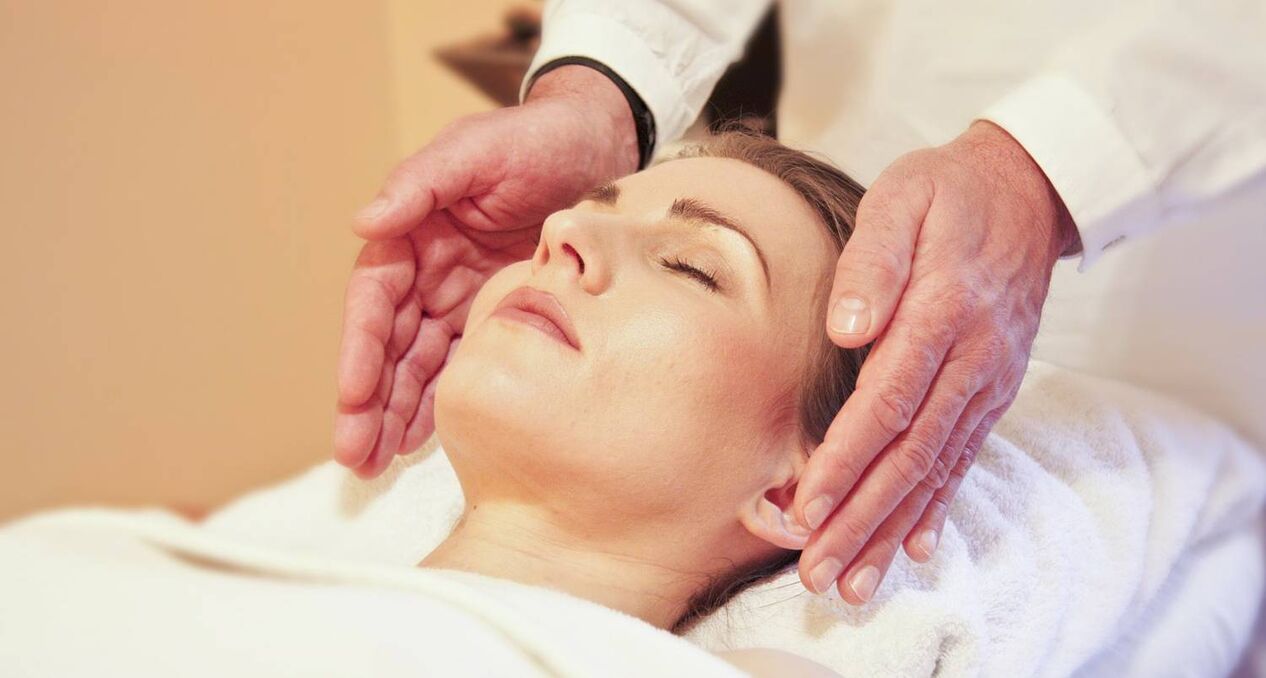 Masaje facial de contorno como forma de rejuvenecimiento.