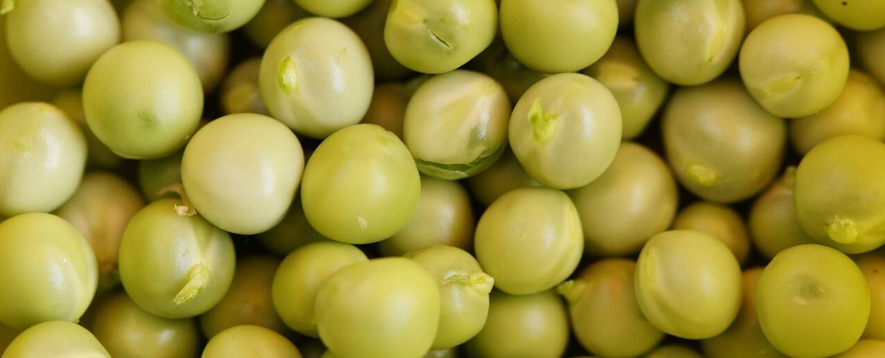 guisantes verdes en una mascarilla facial rejuvenecedora