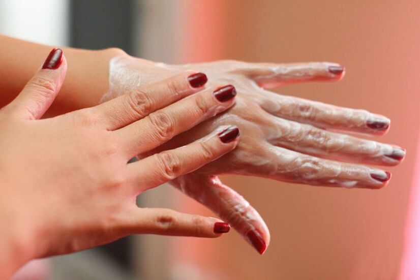 aplicar crema en las manos para el rejuvenecimiento de la piel